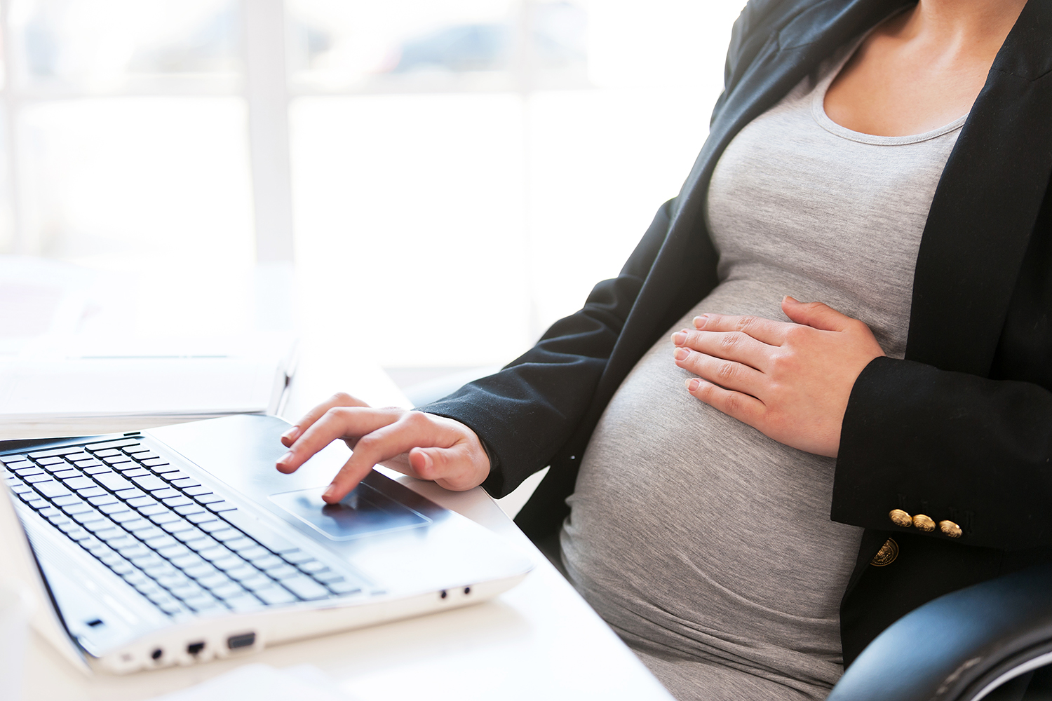 Lei determina afastamento de grávidas do trabalho presencial